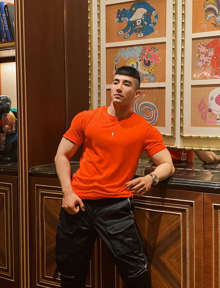 Ngoài đời, nam hot boy thường diện những chiếc áo phông khỏe khoắn.