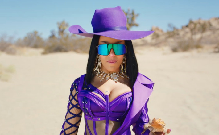 Doja Cat diện bộ đồ tím thiết kế khá rườm rà và hớ hênh.