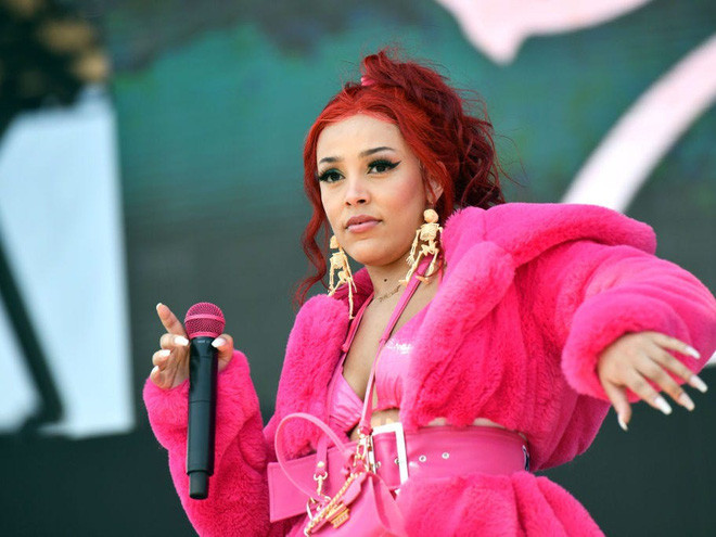 Doja Cat cũng được xem là sao nữ thích làm lố, diện đồ màu mè.