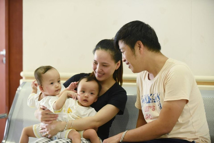 Sau quá trình chăm sóc điều trị liên tục hơn 1 năm, hai em bé này đã nặng 15kg với các chỉ số phát triển gần với những trẻ bình thường, đủ điều kiện sức khỏe cần thiết để được tách dính.
