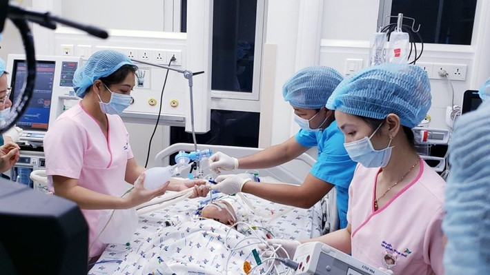 Sau khi nghe tin ca mổ thành công tốt đẹp, Thủ tướng Chính phủ Nguyễn Xuân Phúc đã gọi điện cho Giáo sư Tiến sĩ Nguyễn Thanh Long, Quyền Bộ trưởng Bộ Y tế chúc mừng kíp mổ của Bệnh viện Nhi đồng thành phố Hồ Chí Minh đã phát huy trí tuệ, trình độ chuyên môn và sự nỗ lực của bệnh viện. Ảnh: Internet, BVCC.