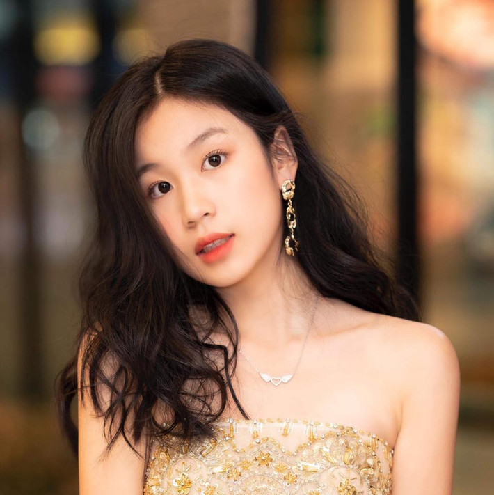 Con gái của nữ nhạc sĩ Lưu Thiên Hương khéo khoe bờ vai thon gầy với chiếc váy cúp ngực xinh xắn.