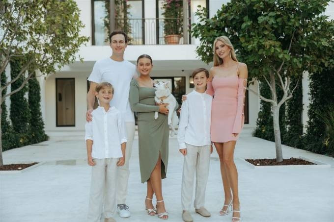 Trong số 9 người cháu của Cựu Tổng thống Mỹ Donald Trump, Arabella Rose Kushner (sinh năm 2011) là người cháu nổi bật nhất, không thua kém bất cứ ngôi sao nhí nào và được ông ngoại cưng chiều hết mực.