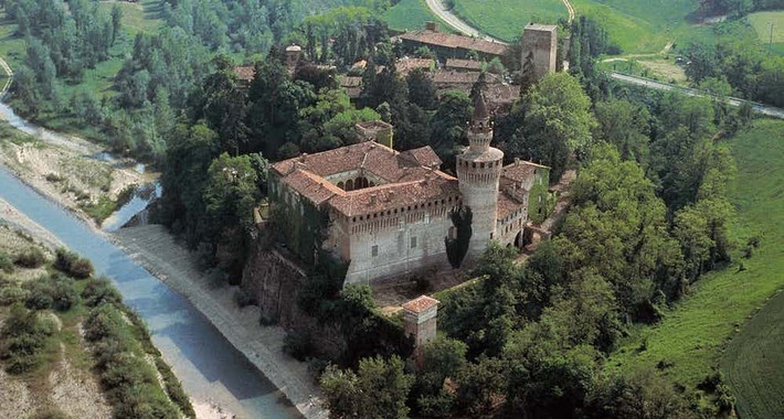 Lâu đài cổ Rivalta ở Italy được xây dựng từ thế kỷ 11. Lâu đài này từng thuộc sở hữu của gia đình Orsini và người ta chỉ có thể vào lâu đài này bằng cách đi qua cây cầu kéo bằng đá.