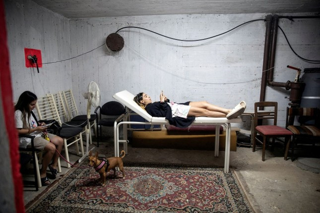 Trong căn hầm trú ẩn ở Rishon Lezion (Israel). Ảnh: Reuters.