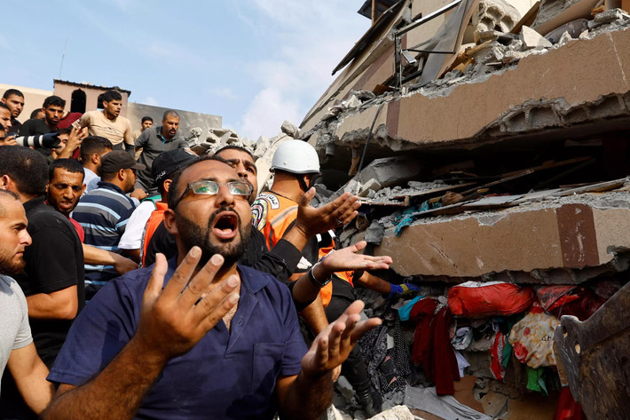 Quân đội Israel đã tiến hành các cuộc không kích trả đũa vào Gaza sau cuộc tấn công chưa từng có của các chiến binh Hamas trong dịp lễ lớn ở Israel. Bộ Y tế Gaza cho biết ít nhất 370 người Palestine đã thiệt mạng trong các cuộc không kích và hơn 2.200 người khác bị thương. Ảnh: Reuters.