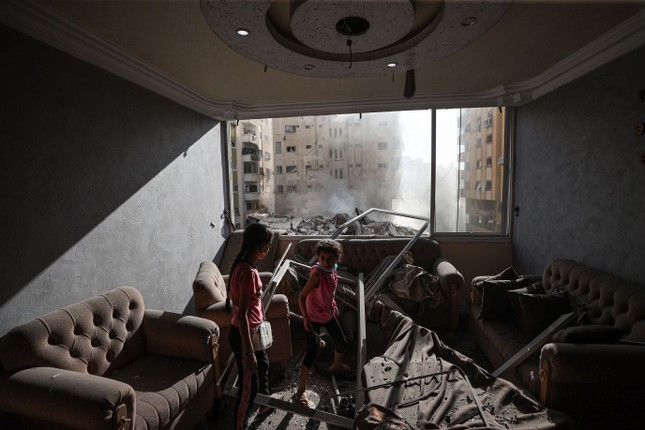 Hai bé gái trong căn nhà tan hoang ở Dải Gaza sau các cuộc không kích trả đũa của Israel. Ảnh: Getty.