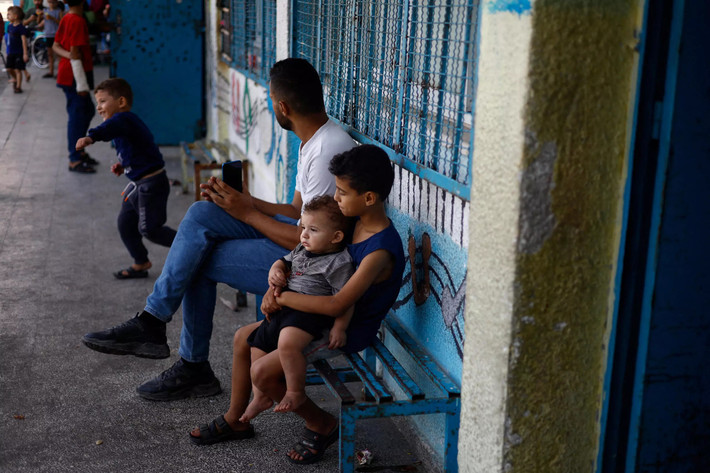 Những người Palestine phải trú ẩn trong trại tị nạn ở một trường học do Liên hợp quốc điều hành, ở Gaza. Ảnh: Reuters.