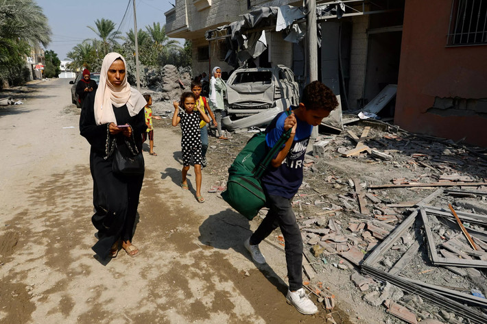 Người dân rời bỏ nhà cửa sau các cuộc tấn công của Israel ở phía nam Dải Gaza. Ảnh: Reuters.