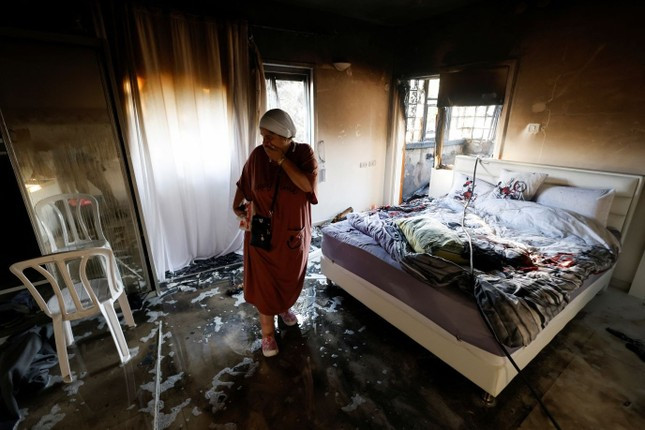 Bên trong một căn hộ bị hư hại ở Ashkelon (Israel). Ảnh: Reuters.