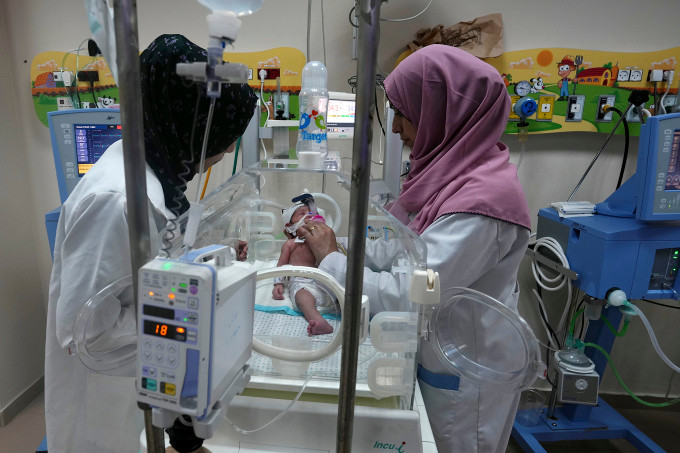Khoa chăm sóc đặc biệt cho trẻ sơ sinh tại bệnh viện Al Shifa ở Dải Gaza, cả khoa giờ chỉ có vỏn vẹn 10 máy thở đang hoạt động. Trong khi các bác sĩ đang thiếu các loại thuốc cơ bản, trong đó có thuốc kháng sinh.
