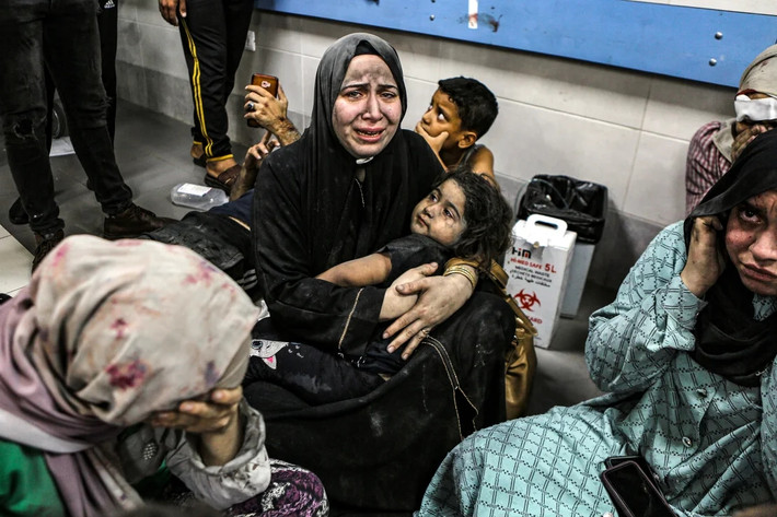 Giám đốc bệnh viện al-Aqsa, ông Abu Zahar lo rằng họ chỉ có thể trụ "trong vài giờ nữa do nhu cầu lớn". Bệnh viện này phải tăng gấp đôi công suất do đón bệnh nhân ở miền bắc và miền trung đổ về, bởi các bệnh viện khác đã đóng cửa. Ảnh: Reuters, AP.