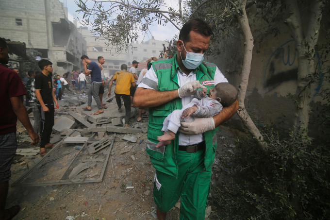 Nguồn cung cấp nhiên liệu cho máy phát điện ở bệnh viện Gaza cạn kiệt khiến hàng trăm trẻ sinh non trong lồng ấp cũng như những đứa trẻ trúng đạn bị thương khác gặp nguy hiểm.