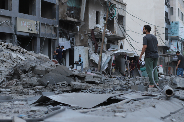 Sau các đợt không kích liên tiếp, đường phố trên khắp Gaza bị hư hại nănhg nề. Nhiều người mạo hiểm ra ngoài tìm kiếm người mất tích trong bầu không khí đầy bụi và mùi thuốc súng.