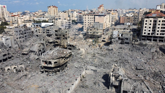 Israel đang áp đặt lệnh phong tỏa toàn diện đối với người dân ở Dải Gaza, đi kèm lệnh cấm nhập khẩu thực phẩm và nhiên liệu như một phần của cuộc chiến chống lại nhóm vũ trang Hamas.