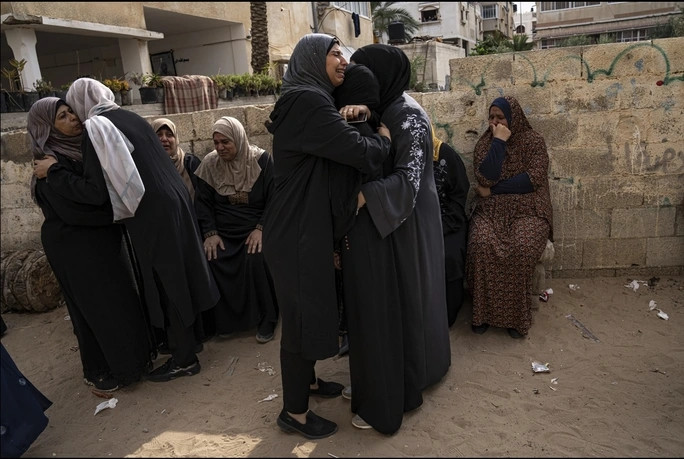 Người dân Gaza than khóc trong một đám tang người thân qua đời ngày 9/10. Ảnh: AP.