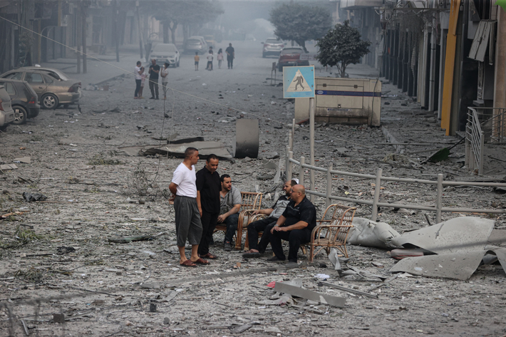 Hầu hết người dân ở Dải Gaza không có cách nào thoát khỏi vùng đất đang bị bao vây. Tất cả các cửa ngõ ra khỏi khu vực đều bị đóng cửa, ngoại trừ cửa khẩu Rafah với Ai Cập được kiểm soát chặt chẽ.