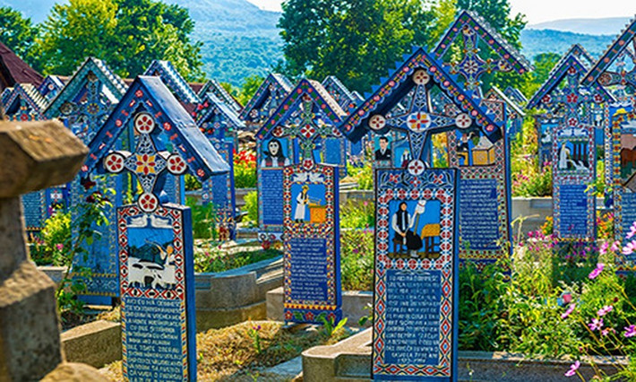 Nghĩa trang Merry tại Romania với những ngôi mộ đầy màu sắc. Trên bia mộ còn được khắc những bài thơ và bức tranh gợi nhớ về cuộc sống của người quá cố.