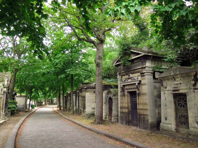 Nghĩa trang Père Lachaise là nghĩa trang lớn nhất ở thủ đô Paris, Pháp, bao gồm nhiều ngôi mộ ấn tượng được trang trí tỉ mỉ. Edith Piaf, Jim Morrison, Oscar Wilde và Marcel Proust là một số người nổi tiếng được chôn cất tại nghĩa trang này.