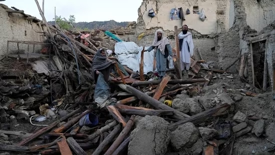 Ông Nek Mohammad, cư dân làng Sarboland, Afghanistan, nói: "Chúng tôi lao về đến nhà và thấy chẳng còn gì cả. Mọi thứ đã biến thành cát. Chúng tôi bắt đầu làm việc với xẻng và bất cứ thứ gì chúng tôi có để đưa phụ nữ và trẻ em ra khỏi đống đổ nát. Có 20 đến 30 người thiệt mạng”.