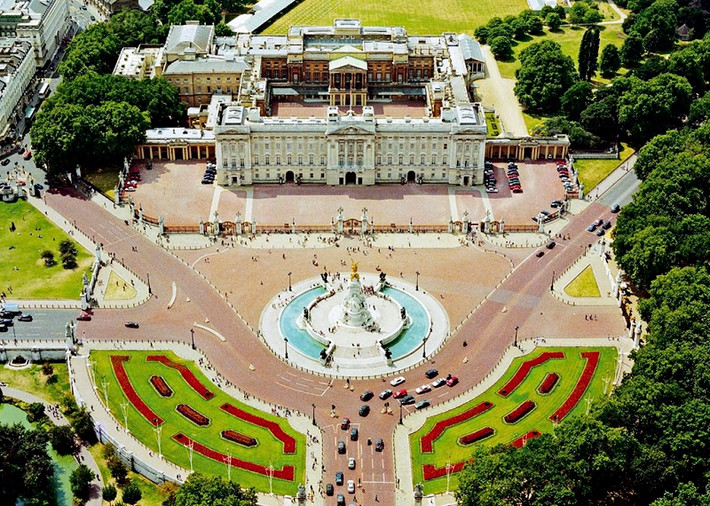Cung điện Buckingham của Hoàng gia Anh ở London có diện tích gần 77.000 mét vuông.