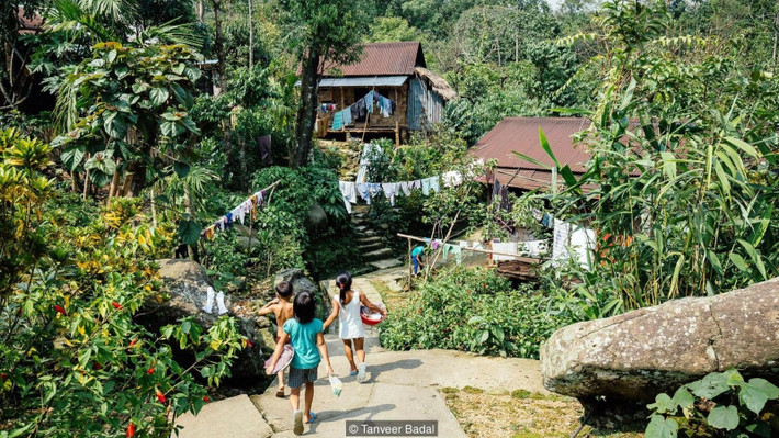Đều đặn hàng ngày, vào khoảng 6h30 phút sáng sớm, những đứa trẻ chừng 10-11 tuổi lại rủ nhau đi nhặt rác. Chúng dùng chổi quét sạch lá khô và rác trước trường học rồi bỏ gọn vào thùng rác. Không phải mọi loại rác đều được đổ một chỗ. Rác được phân loại để xử lý một cách hiệu quả và tránh lãng phí.