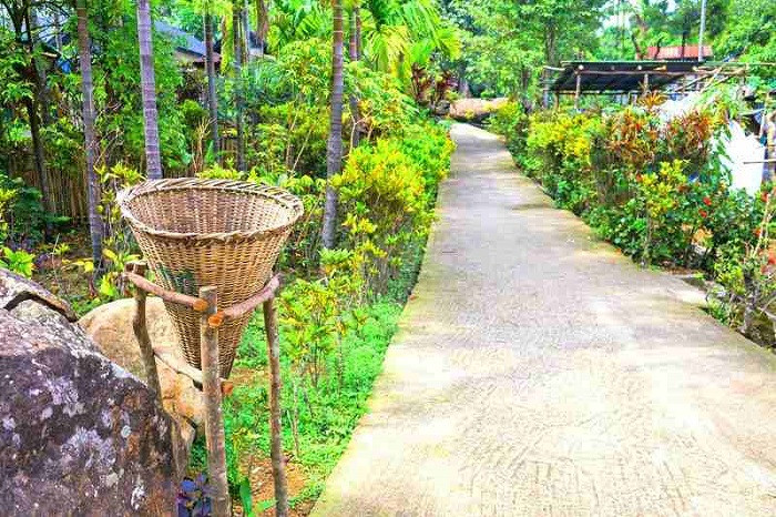 Ngôi làng này đẹp và thanh bình nhất vào mùa mưa khi cây xanh trở nên tươi tốt sau những trận mưa rào ôm mình bên những thác nước nằm thu mình bên những con suối nhỏ.