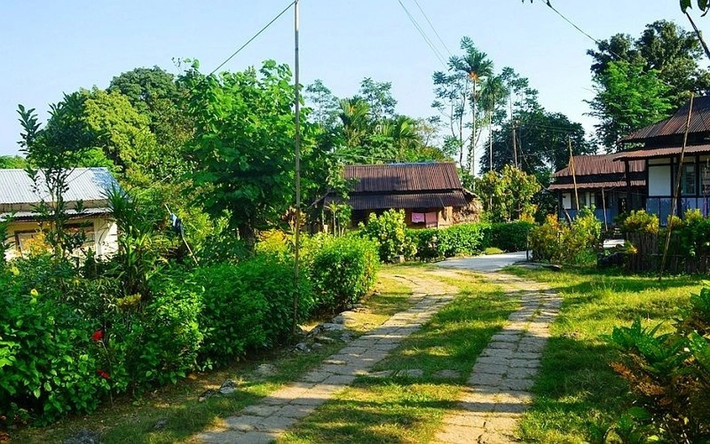 Ở Mawlynnong, mọi người không chỉ dọn dẹp nhà cửa của riêng mình, họ còn ra đường quét dọn sạch sẽ.