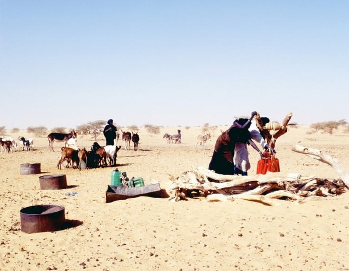 Thêm nữa, đàn ông trong bộ tộc Tuareg không bao giờ ăn trước mặt những người phụ nữ mà không phải vợ, tình nhân hay các nữ trưởng bối. Ảnh: IT.