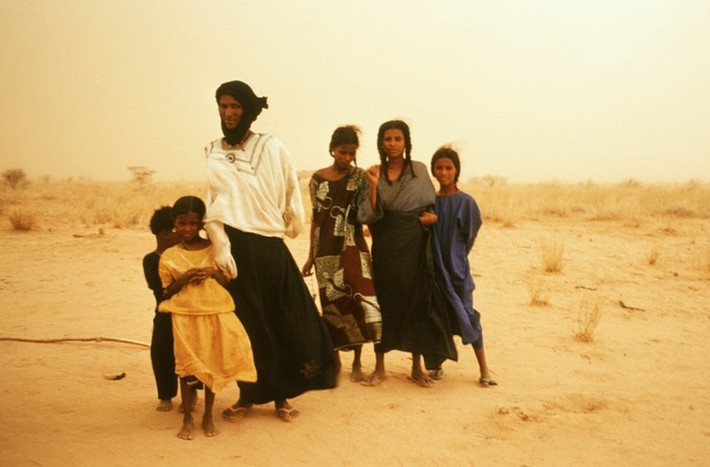 Ở bộ tộc Tuareg, người chồng không thể để con cái theo họ của mình. Thay vào đó, các con sẽ theo họ mẹ.