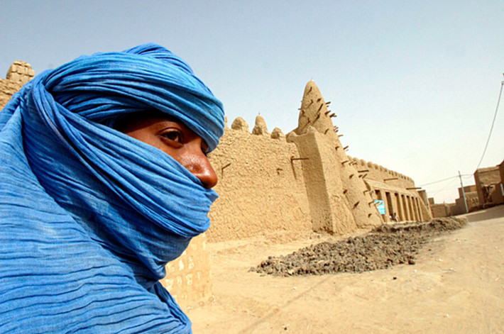 Bộ tộc Tuareg còn được gọi với biệt danh "những người xanh giữa sa mạc”. Trong nhiều thế kỷ qua, bộ lạc du mục Tuareg đã đi khắp sa mạc Sahara, sống rải rác từ Libya cho đến Algeria, Niger và Mali của châu Phi.