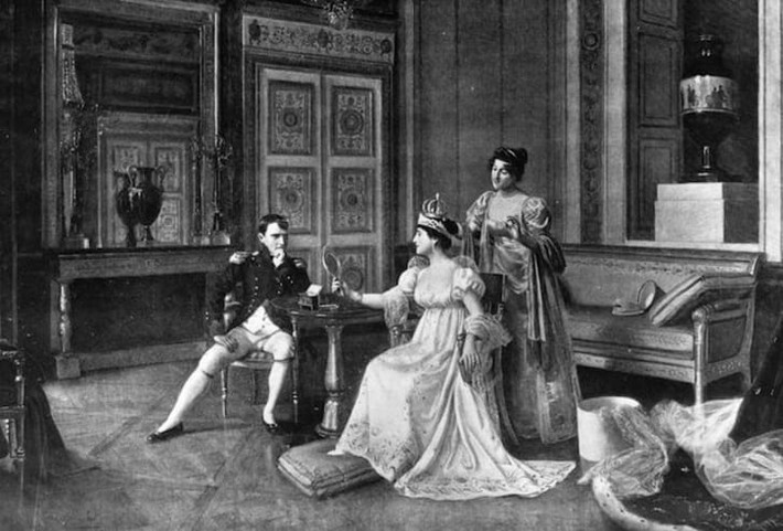 Đi cùng đoàn quân của Napoleon còn có một nhóm chuyên gia, nhà khoa học, học giả và nghệ sĩ. Nhóm đối tượng này có nhiệm vụ nghiên cứu, thu thập các tài liệu văn hóa, lịch sử... nhằm giải mã những bí ẩn về pharaoh Ai Cập, kim tự tháp, xác ướp...
