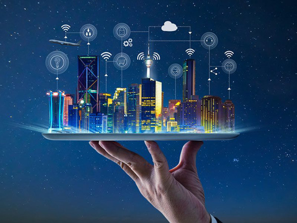 Thành phố thông minh được dự báo là một xu hướng công nghệ nổi bật trong năm 2024 khi tạo ra các đô thị bền vững, nâng cao chất lượng cuộc sống của người dân. Những tiến bộ trong các lĩnh vực như Internet vạn vật (IoT), mạng 5G và trí tuệ nhân tạo... có thể được tích hợp vào trong dự án thành phố thông minh giúp tối ưu hóa mức tiêu thụ năng lượng, giảm chi phí và tác động đến môi trường.