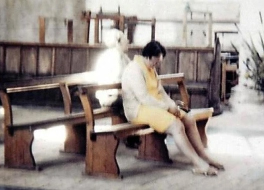 Năm 1975, vợ chồng bà Diane và Peter ghé thăm nhà thờ St Mary’s tại Worstead, Anh. Tại đây, ông Peter đã chụp lại bức ảnh vợ đang nhắm mắt ngồi cầu nguyện. Sau khi xem ảnh, vợ chồng ông giật mình khi thấy một bóng người phía sau dù lúc chụp ảnh chỉ có mình bà Diane.