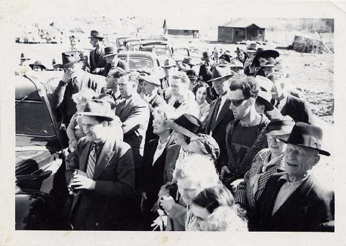 Bức ảnh bí ẩn này được chụp năm 1941 tại cầu South Forks, Gold Bridge, Canada. Khi xem ảnh, nhiều người chú ý đến một người đàn ông (đứng thứ 3, hàng 1 bên phải) mặc trang phục khá hiện đại gồm áo thun và cardigan, đeo kính râm và cầm trên tay món đồ trông giống máy ảnh. Những chi tiết này khiến một số người suy đoán đây có thể là nhà du hành thời gian từ tương lai trở về quá khứ.