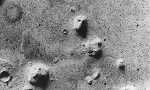 NASA gây chú ý khi công bố ảnh chụp hình ảnh gương mặt giống con người xuất hiện trên bề mặt sao Hỏa. Bức hình bí ẩn này chụp ngày 25/7/1976 ở khu vực Cydonia nổi tiếng trên sao Hỏa. Khi xem ảnh, một số người suy đoán đó là bằng chứng của một nền văn minh từng tồn tại trên sao Hỏa.