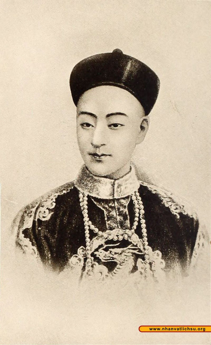 Hoàng đế Quang Tự (1871 - 1908) là vị vua thứ 11 của nhà Thanh. Ông trị vì đất nước từ năm 1875 đến khi băng hà vào năm 1908. Dù là bậc đế vương, vua Quang Tự chưa bao giờ nắm thực quyền, đích thân xử lý triều chính.