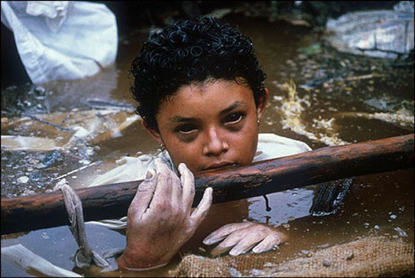 Đôi mắt đen ám ảnh của cô bé người Colombia Omayra Sanchez, 13 tuổi, tử vong trong một vụ phun trào núi lửa vào năm 1985 khiến nhiều người xót xa. Trong bức ảnh, Sanchez bị mắc kẹt dưới đống đổ nát của căn nhà trong 3 ngày nhưng không thể giải cứu. Nhiều người chứng kiến quá trình thay đổi tâm lý của cô bé từ thanh thản, bình tĩnh sang đau đớn, sợ hãi khi đối mặt với "thần chết".