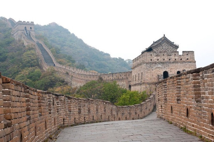 Là công trình kiến trúc dài nhất mà con người từng xây dựng, Vạn Lý Trường Thành có tổng chiều dài hơn 21.000 km. Với niên đại hơn 2.300 năm tuổi, công trình cổ xưa này gắn liền với nhiều bí ẩn.