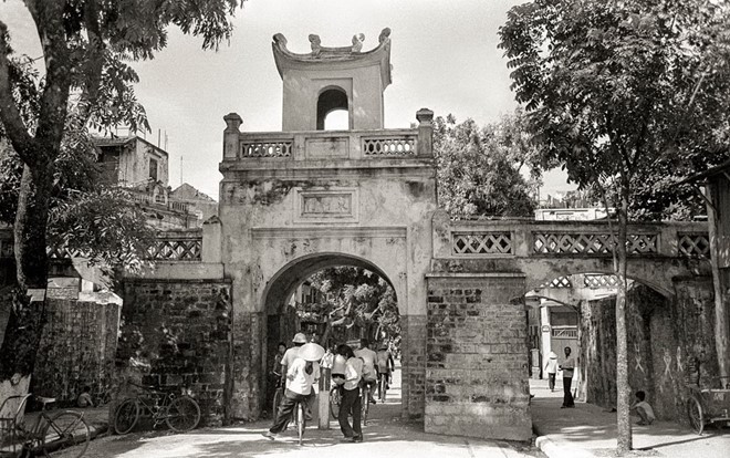 Cửa Ô Quan Chưởng nằm ở đầu phố Hàng Chiếu, Hà Nội tấp nập người qua lại.