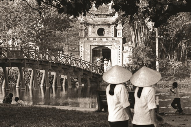 Cầu Thê Húc soi bóng xuống mặt nước hồ Gươm, thủ đô Hà Nội.