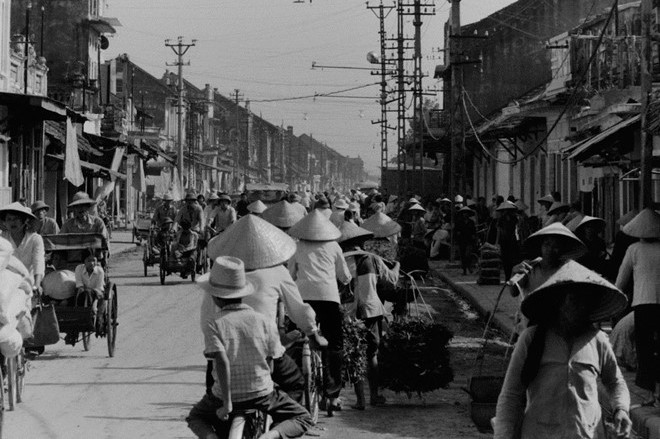 Trong thời gian từ năm 1980 - 1983, Phó Đại sứ Vương quốc Anh John Ramsden đã chụp hàng trăm bức ảnh về cuộc sống của người dân Hà Nội. Vào năm 2013, những bức ảnh chụp Hà Nội những năm 1980 của nhà ngoại giao này được giới thiệu tới công chúng trong triển lãm “Hà Nội - Mảnh đất hóa tâm hồn” (Hanoi Spirit of Place).