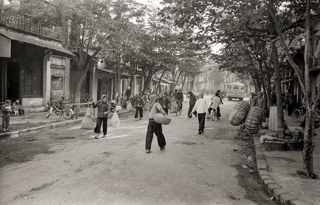 Cuộc sống mộc mạc, bình yên của người dân Hà Nội những năm 1980.