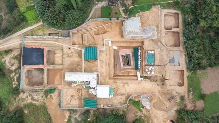 Các nhà khảo cổ Trung Quốc đã tiến hành khai quật một ngôi mộ cổ ở Trùng Khánh, Trung Quốc. Theo đó, họ tìm thấy hơn 600 cổ vật bên trong ngôi mộ khoảng 2.200 tuổi, bao gồm một cuốn lịch cổ hiếm gặp.