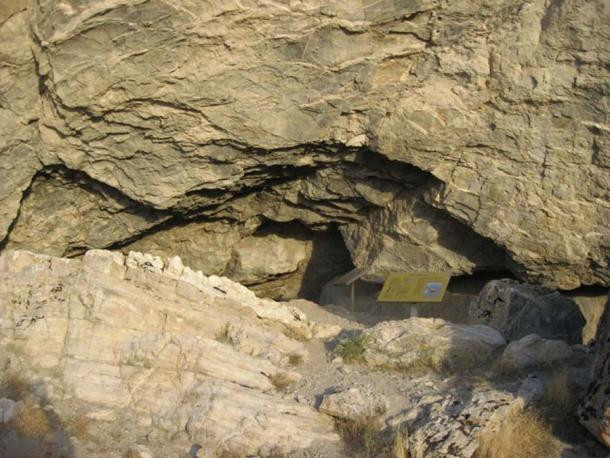 Nơi tìm thấy 2 bộ hài cốt của người khổng lồ - hang Lovelock ở Nevada được khám phá lần đầu tiên năm 1913. Đến năm 1924, đoàn thám hiểm khảo cổ Đại học Berkeley bắt đầu lên đường điều tra và khám phá.