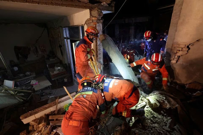 Vào lúc 23h59 tối (giờ địa phương) ngày 18/12, một trận động đất mạnh 6,2 độ richter làm rung chuyển thị trấn Liễu Câu, tỉnh Cam Túc, Trung Quốc. Trung tâm Các mạng lưới động đất Trung Quốc cho hay tâm chấn nằm ở độ sâu 10 km. Tính đến ngày 19/12, ít nhất 118 người thiệt mạng và hơn 230 người bị thương trong thảm kịch kinh hoàng này.