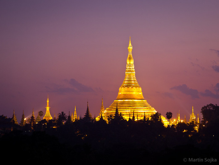 Tại các bậc thang cuối của lối lên phía Nam của chùa Shwedagon có chân dung hiện thân thứ hai của Phật (tức là Phật Câu Na Hàm).
