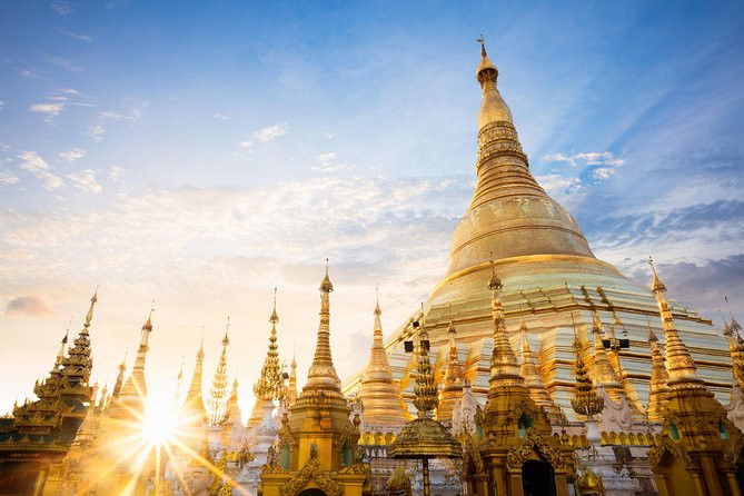 Du khách có thể leo lên chùa Shwedagon từ 4 phía của ngọn đồi Singuttara. Mỗi lối lên có một cặp chinthe (sư tử thần) canh gác. Trong đó, lối phía đông và phía nam có rất nhiều cửa hàng bán đồ thờ cúng, tu hành và đồ lưu niệm cho khách hành hương.