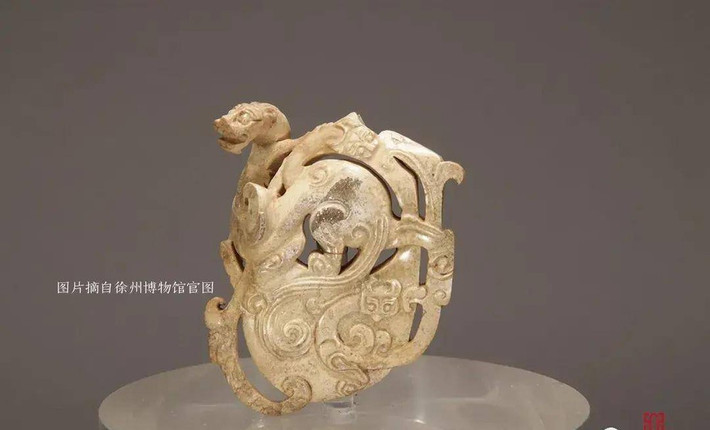 Nhóm chuyên gia phát hiện các tác động của thiên nhiên đã khiến ngọn núi Bắc Đông có dấu hiệu bị sụp đổ địa chất ở một số vị trí. Theo đó, lăng mộ nằm sâu trong lòng núi xuất hiện các vết nứt. Khi trời nổi giông bão, gió lớn sẽ thổi qua các khe nứt và không khí len lỏi vào các căn phòng trong lăng mộ tạo nên những âm thanh ma quái rùng rợn như tiếng ngựa hí mà dân làng nghe thấy.