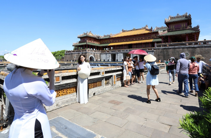 Theo The Travel, Quần thể Di tích Cố đô Huế được UNESCO ghi danh là Di sản Văn hoá Thế giới đầu tiên vào năm 1993. Nơi đây hấp dẫn du khách với nhiều kiến trúc cổ kính, độc đáo khi từng là vùng đất cố đô mang đậm dấu ấn lịch sử Đại Nội Huế nằm trong Quần thể Di tích Cố đô Huế mang đậm dấu ấn văn hóa, lịch sử, kiến trúc của triều Nguyễn. Ảnh: VOV.